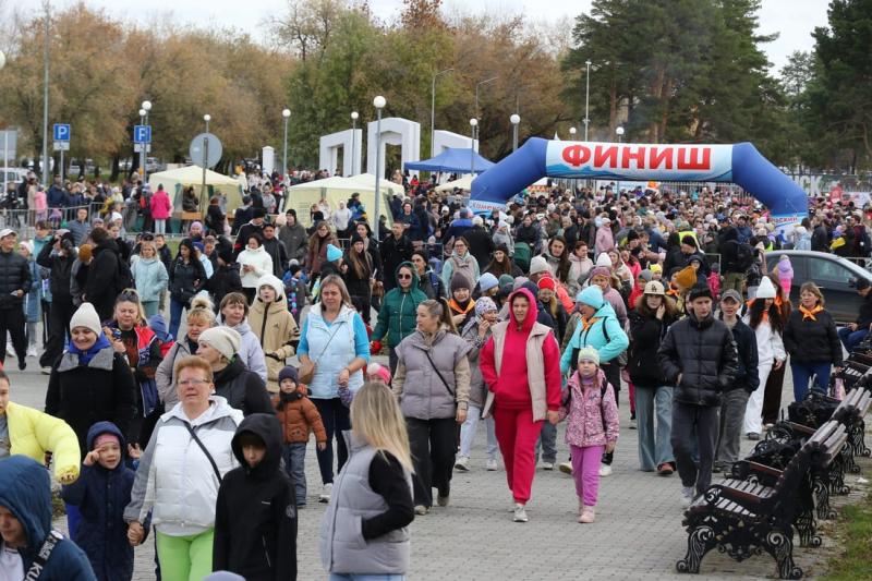 Тысячи каменцев вышли на День ходьбы: кто победил на спортивном празднике | В Каменске-Уральском прошел Всероссийский день ходьбы