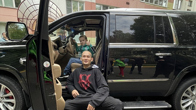 Моргенштерн подарил «Кадиллак» больному раком мальчику из Новосибирска