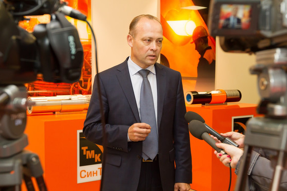 Поздравил министр: в День металлурга на СинТЗ побывал министр промышленности и науки Свердловской области