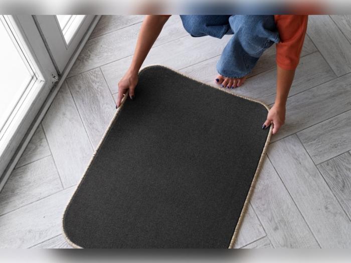 Резиновый коврик у двери может испортить здоровье: эксперты рассказали, чем он опасен | Россиянам рассказали об опасностях грязных придверных ковриков