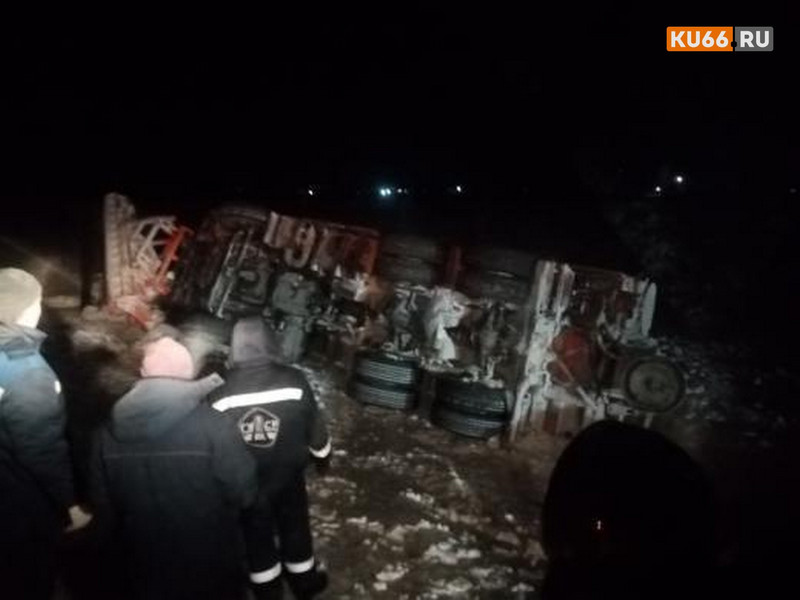 У деревни Брод под Каменском-Уральским ограничен проезд - перевернулась в кювет спецтехника по уборке дороги