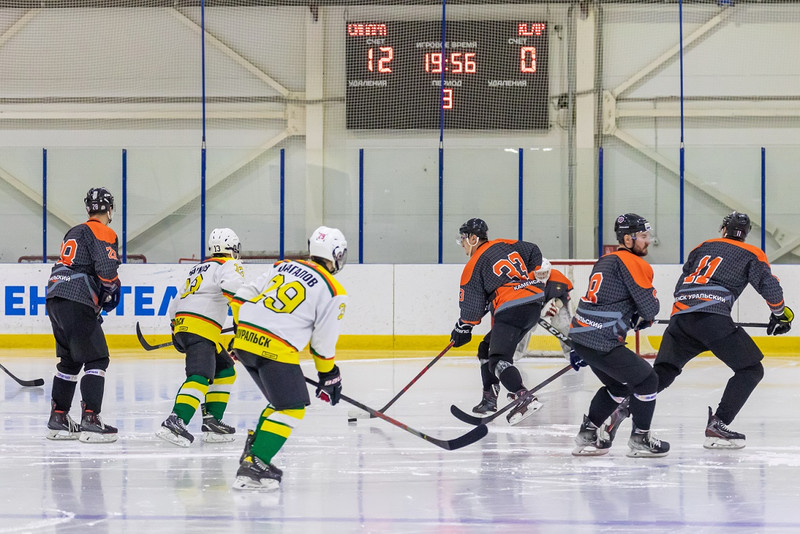 Хоккеисты и футболисты СинТЗ отличились в областных матчах