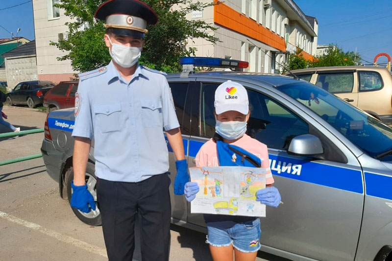 Детей по инициативе ГИБДД привлекли к празднованию Дня светофора в Каменске-Уральском, заодно показали «начинку» патрульного автомобиля