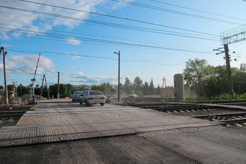 На переезде «100 км» в Каменске-Уральском уложен первый асфальт, на очереди — тротуары: реконструкция все ближе к завершению!