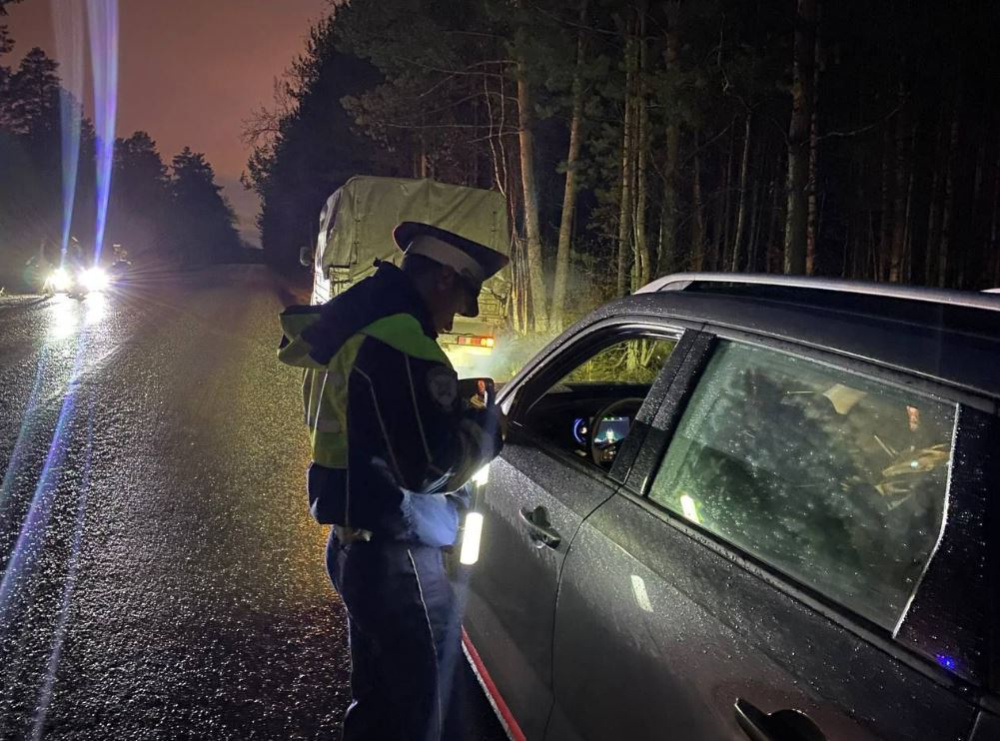 За 4 выходных Свердловская Госавтоинспекция выявила почти 6 тысяч нарушений | За 4 дня на Урале выявлено почти 6 тысяч дорожных нарушений