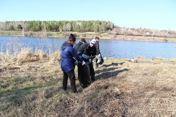 Каменские спортсмены провели субботник на берегу Исети