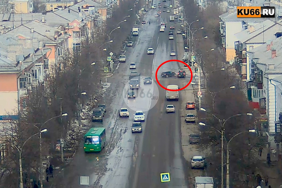 Женщина предпенсионного возраста за рулем Opel Astra, поворачивая с Алюминиевой на Уральскую, не пропустила встречный Vortex в Каменске