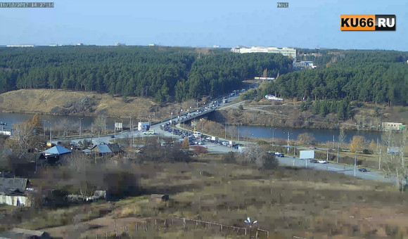 На Байновском мосту в Каменске-Уральском в очередной раз столкнулись несколько автомобилей. Без затора не обошлось. ФОТО, ВИДЕО