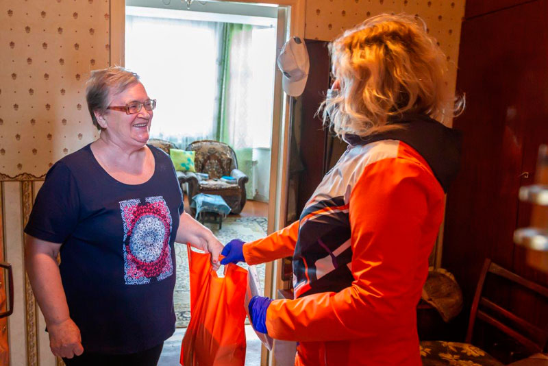 Добровольцы СинТЗ помогают своим ветеранам — закупили чай, гречку, сгущенку, тушенку, сахар и развозят по Каменску-Уральскому