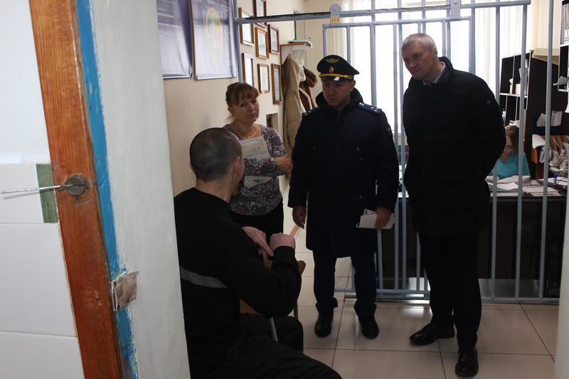 Каменскую колонию посетили консультант омбудсмена и прокурор