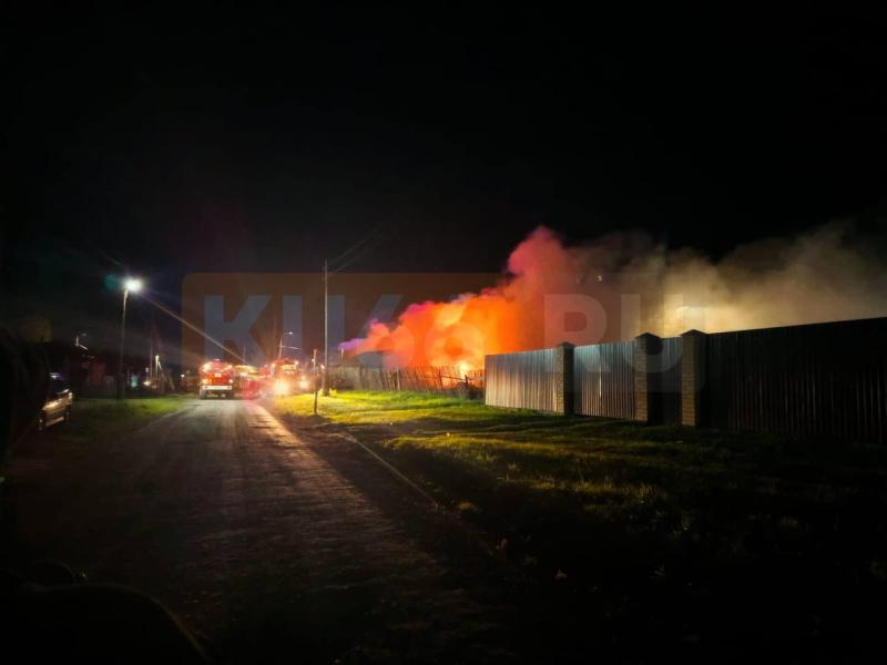 Пламя видно издалека: под Каменском-Уральским вечером 28 сентября загорелся дом | Под Каменском-Уральским вечером 28 сентября загорелся дом
