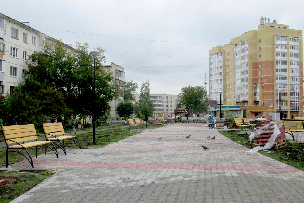 Двор пяти домов, в реконструкцию которого Каменск-Уральский вложил 20 млн руб., осмотрел Шмыков, а потом приехал в сквер Тимирязева