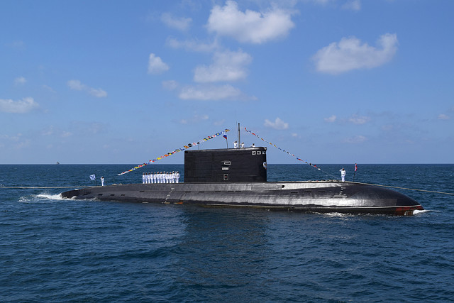 Российского офицера-подводника уволили за пьянство и мат в адрес портрета Путина на базе в Сирии