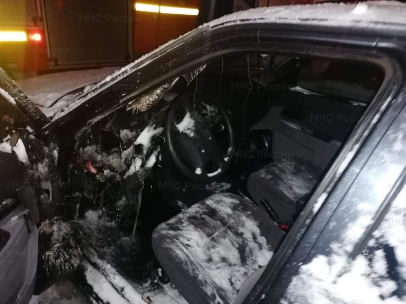 В Каменске-Уральском в одном из дворов сгорела легковушка