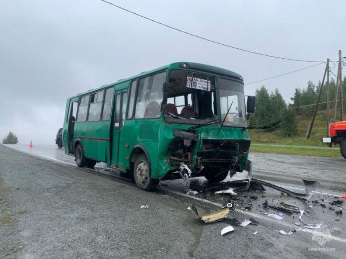 ДТП на трассе Екатеринбург–Ревда: пассажирский автобус и легковой автомобиль, пострадавшие госпитализированы | Автобус столкнулся с легковушкой под Екатеринбургом: пострадали трое, включая детей