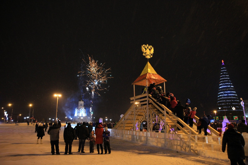 Елочные новогодние городки открылись в Каменске-Уральском: где-то в 55-й раз, с салютом и даже прямо во дворе. Смотрите, как это было! ФОТО
