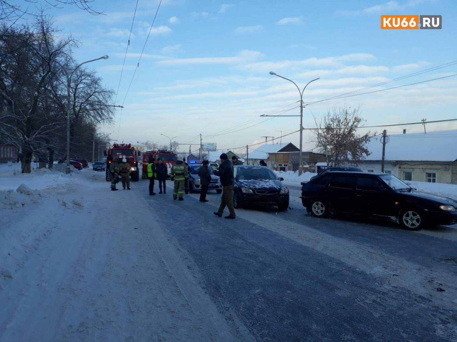 Массовая авария на улице Алюминиевая в Каменске-Уральском – здесь сошлись сразу шесть автомобилей. Движение перекрыли!