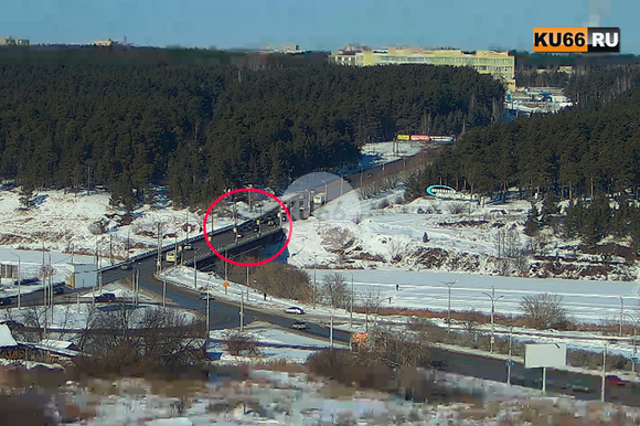 Выбирайте пути объезда: из-за ДТП на Байновском мосту в Каменске-Уральском образовалась большая пробка — автомобилисты не поделили дорогу