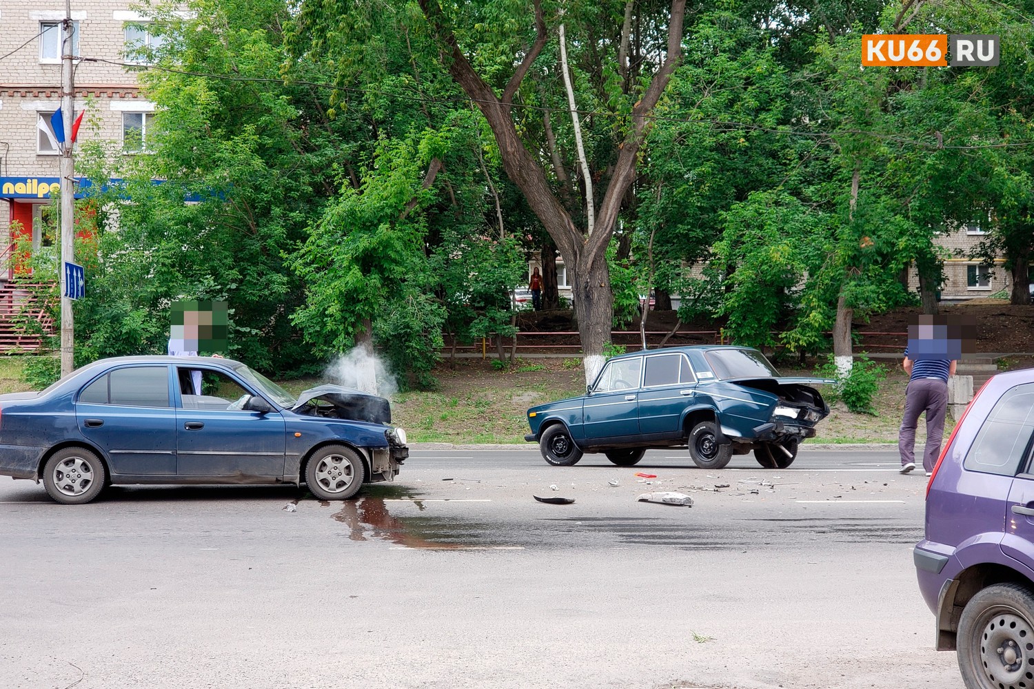 Зазевался, отвлекся? Водитель Hyundai Accent устроил «глупую» аварию на ул. Алюминиевая в Каменске-Уральском – не держал дистанцию