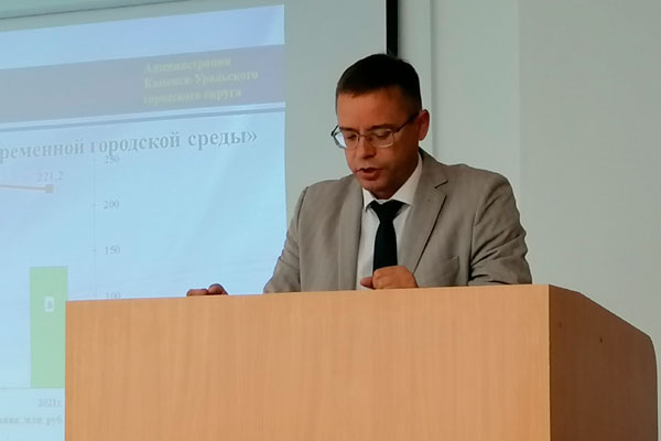 Мэр Герасимов продолжает презентовать свою программу действий в Каменске-Уральском до 2026 года. В разных коллективах говорит одно и то же