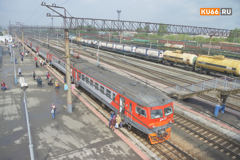 Пьяного жителя Каменска-Уральского с такими же выпившими мужчинами не пустили на поезд в Нижневартовск. Компания громко материлась!