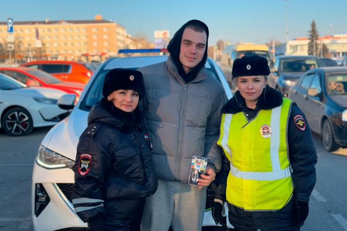 «Сегодня мы отдаем дань уважения настоящим защитникам!» – как Госавтоинспекция поздравила мужчин в Каменске-Уральском | В Каменске-Уральском женский патруль Госавтоинспекции поздравил водителей с Днём защитника Отечества