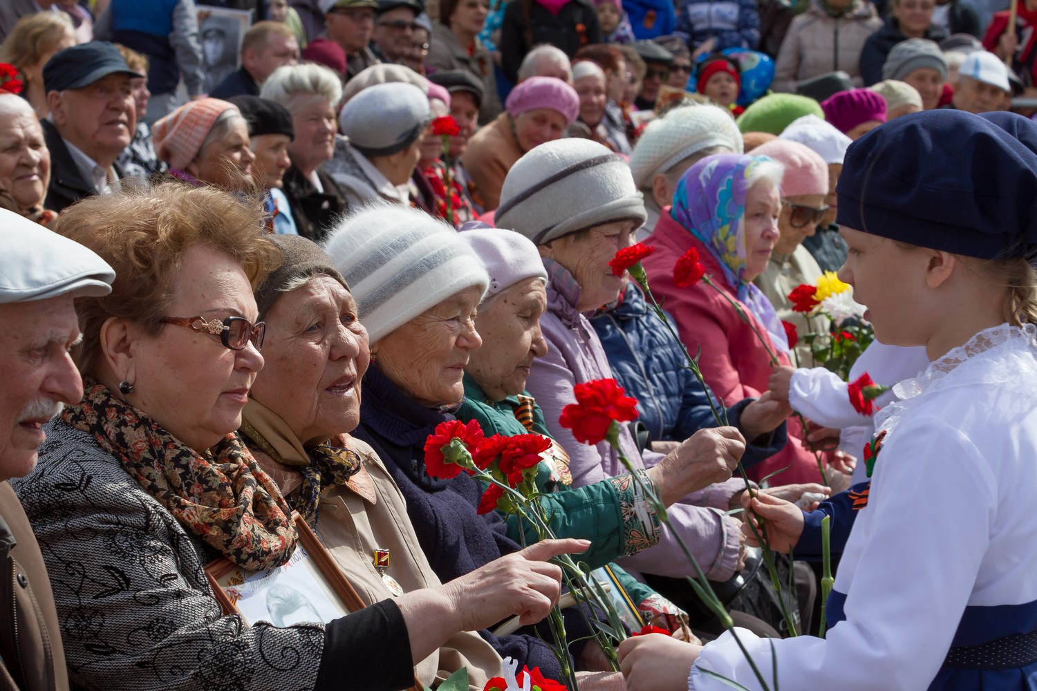 Концерт, митинг, эстафета... В Синарском районе в День Победы трубники устроили жителям Каменска-Уральского полноценный праздник