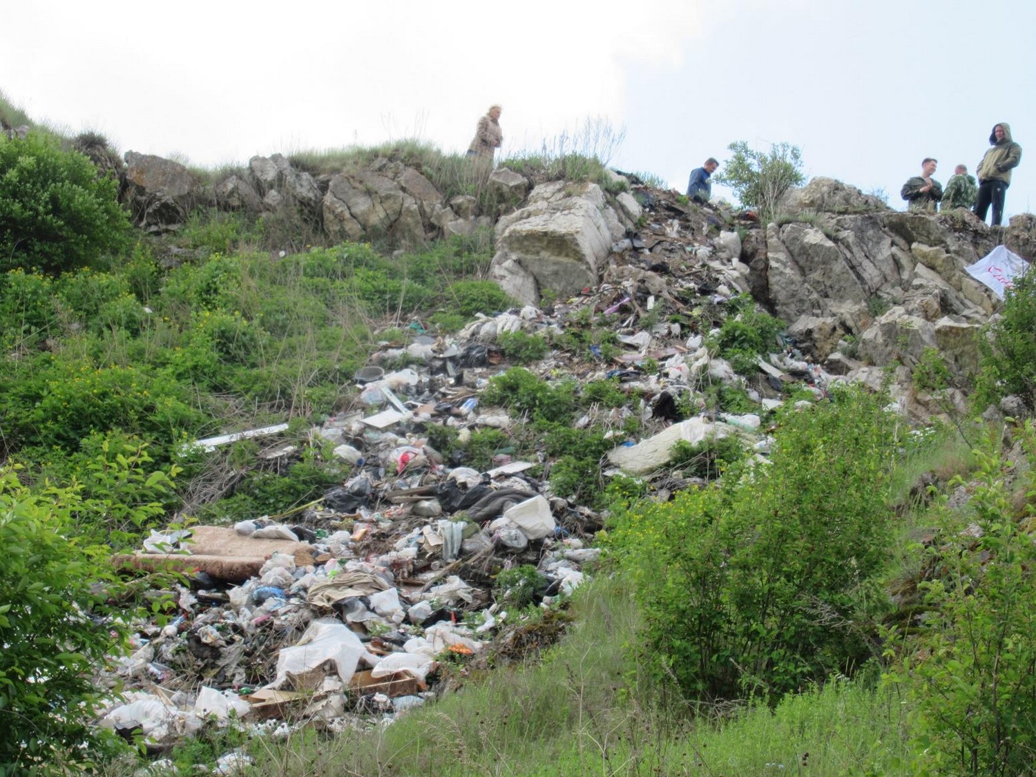 Чиновников Каменска-Уральского вынудили взяться за вилы и штыковые лопаты и убрать свалку. «Народу — гречку, а купаты отложили для Шмыкова»