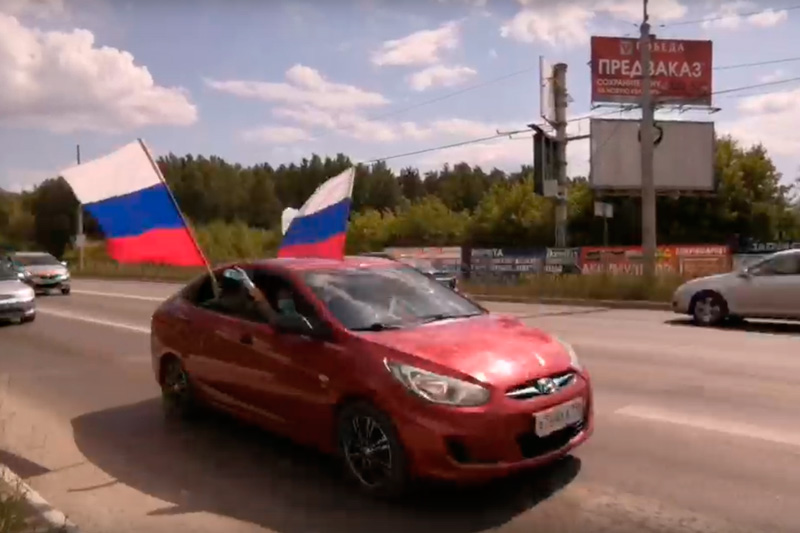 День России в Каменске-Уральском: у фонтана «Слоненок» пели государственный гимн, а по городу промчался автопробег с триколором