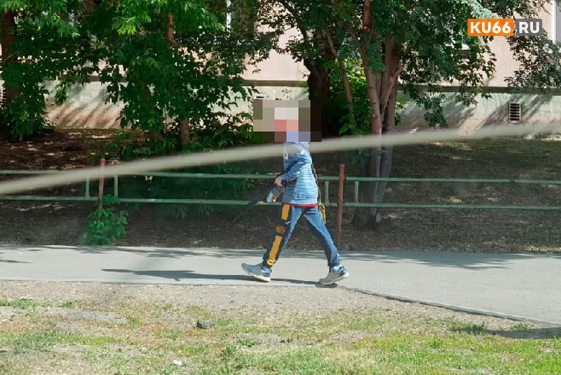 «Может флешмоб или сборы какие». Каменцы встревожены: несколько дней на улицах им встречаются подростки с предметами, похожими на оружие