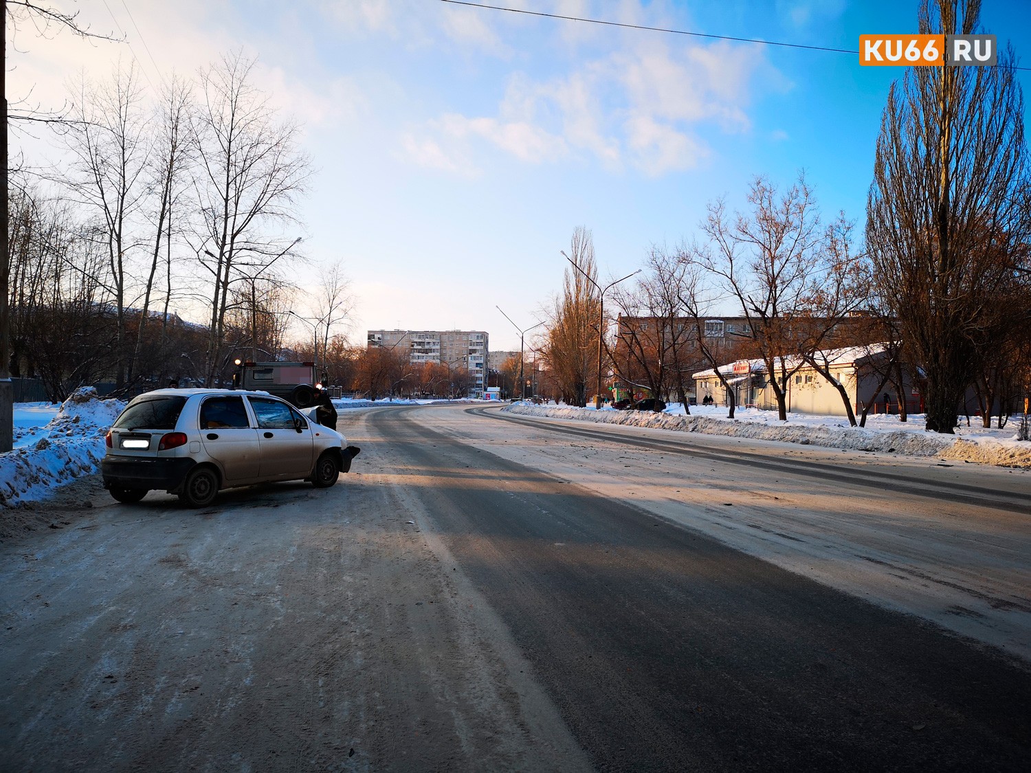 Бабушка за рулем Daewoo Matiz устроила настолько сильную аварию с Kia Rio в Каменске-Уральском, что машины пришлось увозить на эвакуаторе