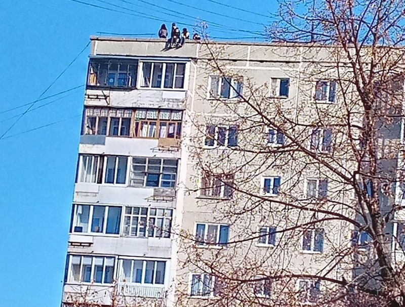Жителей Каменска-Уральского напугали подростки на крыше многоэтажки