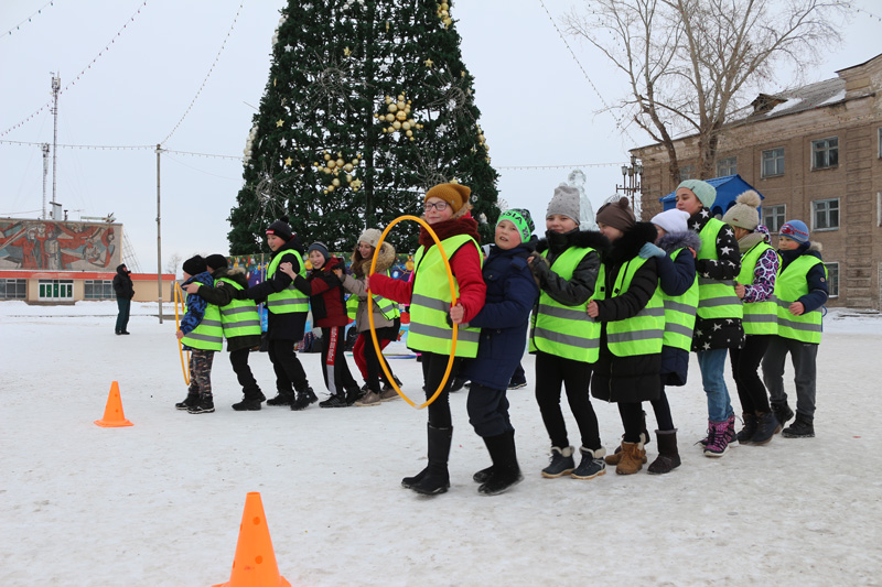 Юные инспекторы дорожного движения из Средней школы № 7 организовали и провели активные игры по ПДД для ребят в ледовом городке