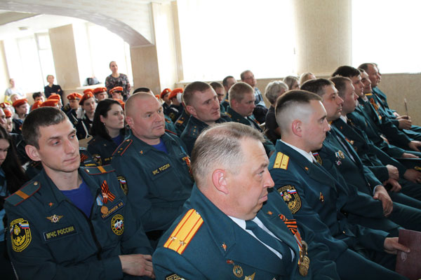 В Каменске-Уральском на торжественном собрании поздравили с профессиональным праздником спасателей