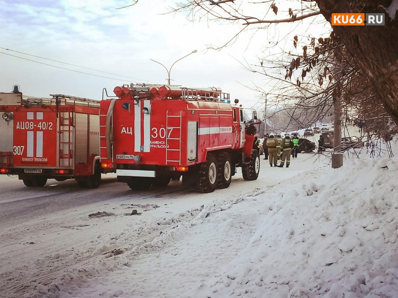 Сразу две квартиры полыхали в жилом доме в Каменске-Уральском по ул. Зеленая: о пострадавших не сообщается. Приехали восемь спасателей