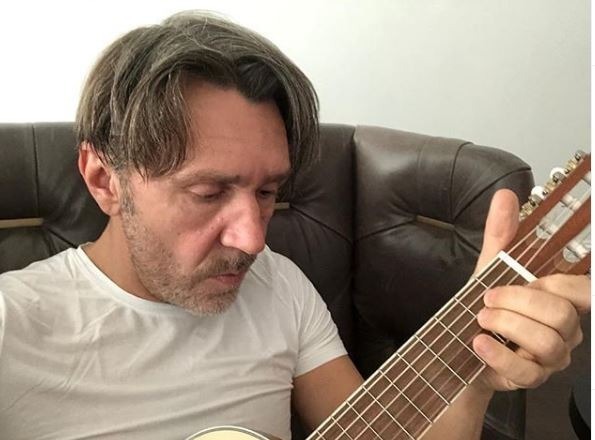 Шнуров обвинил сбежавших из России артистов в предательстве зрителя