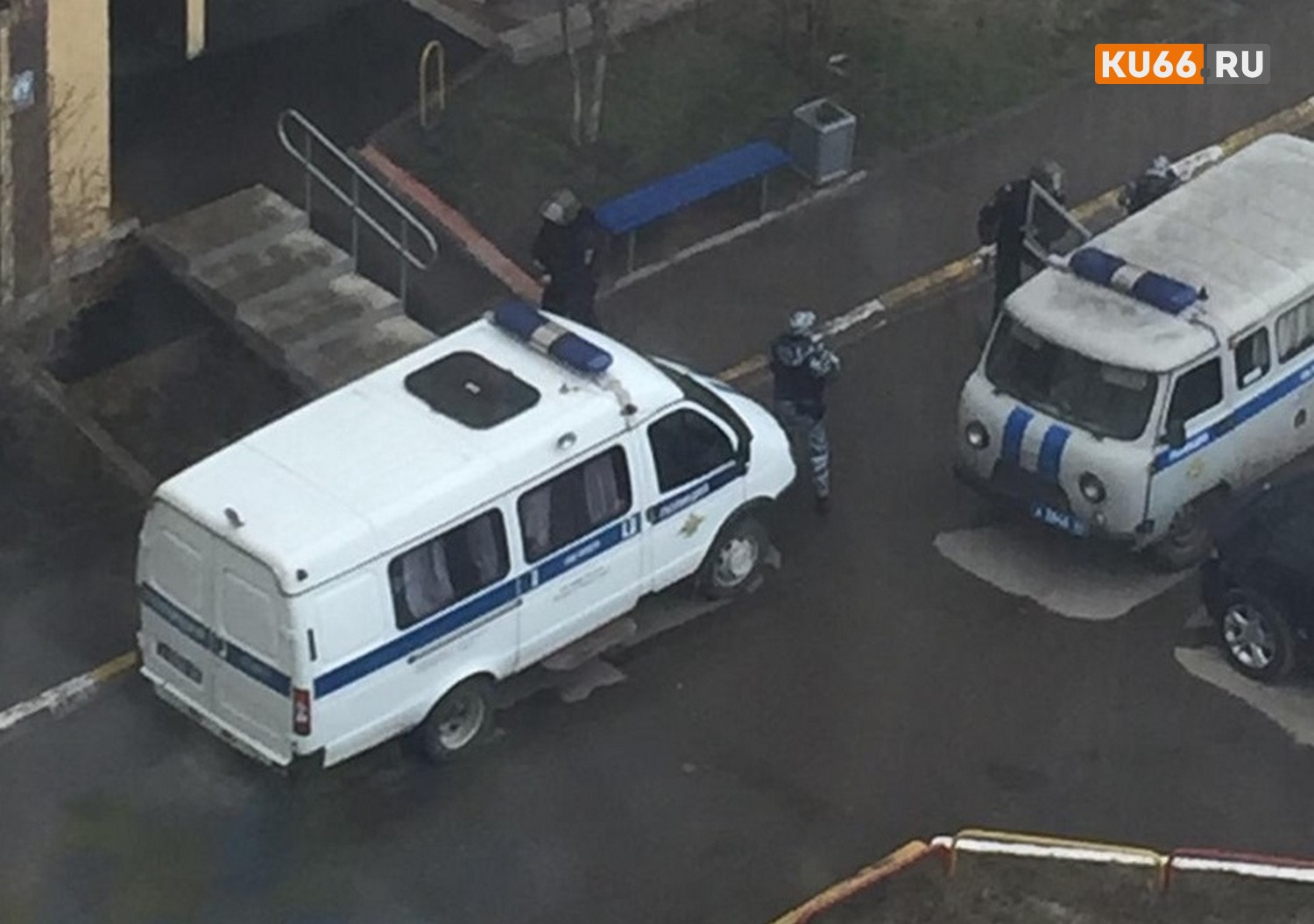 Стреляли: утром в Каменске-Уральском во дворе высотки слышались выстрелы. Позже задержали двух мужчин, а на детской площадке нашли оружие