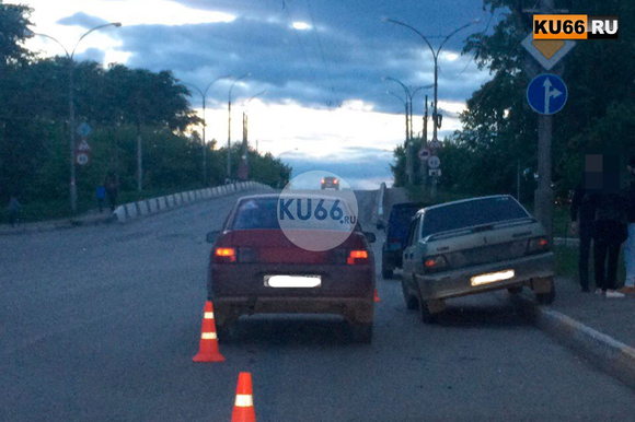 «Как они умудрились так на бордюр заскочить...» Два ВАЗа расхлестались в Каменске-Уральском — один не пропустил другого и улетел...