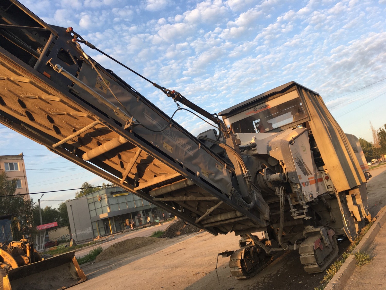 Доставайте резиновые сапоги, это надолго: в Каменске начали ремонтировать главную городскую магистраль. Закончат не раньше 30 октября