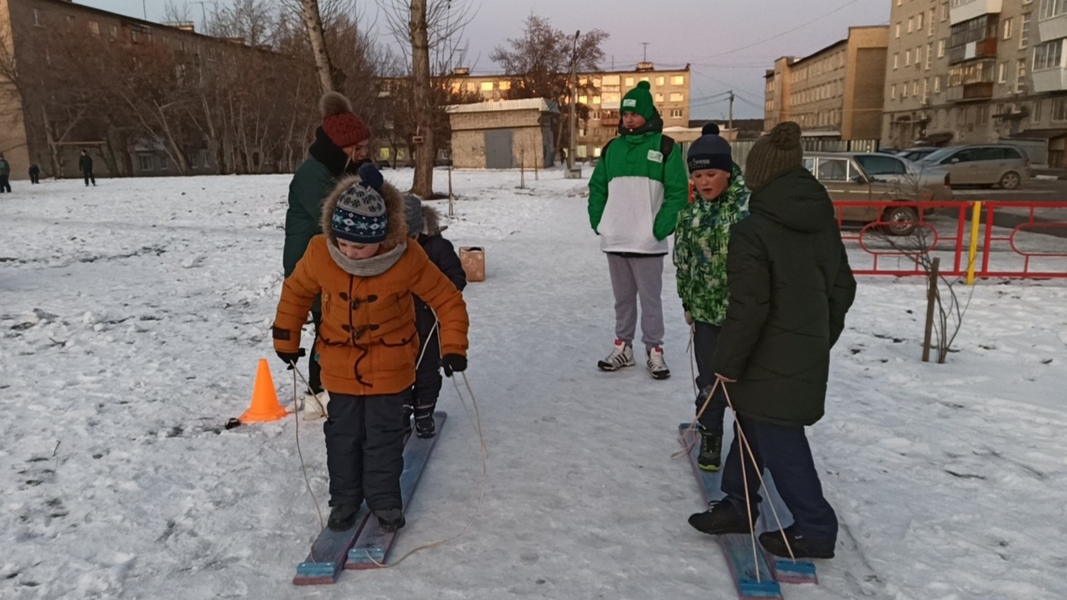 «На дворе холодно, а здесь было по-настоящему жарко»: в Каменске-Уральском прошел праздник «Встречаем зиму вместе». Детей пришло много
