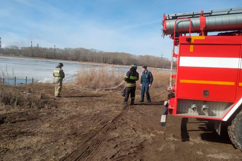 Старенький дедушка провалился под лед у Волковской плотины в Каменске-Уральском и не смог выбраться: решил сократить путь до дома...