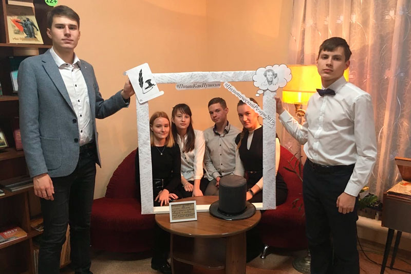 Учились пером писать каллиграфически: для детей в Каменске-Уральском устроили мастер-класс «ПишиКакПушкин». Взрослые были удивлены...