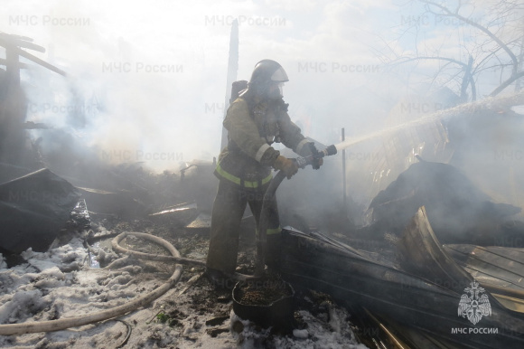 В Каменске-Уральском от огня пострадал гараж, а в Большой Грязнухе — баня
