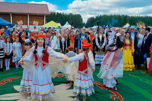 Каменские ансамбли «Дуслык» и «Родники» вернулись с областного Сабантуя