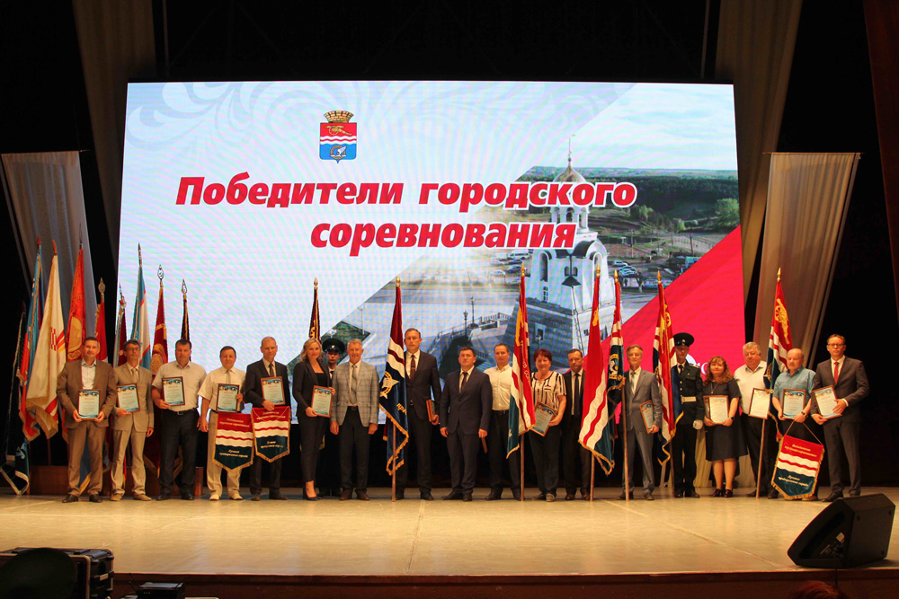 «Наш город развивающийся»: в СКЦ Каменска-Уральского прошел праздник по случаю Дня города — власть хвасталась и раздавала награды