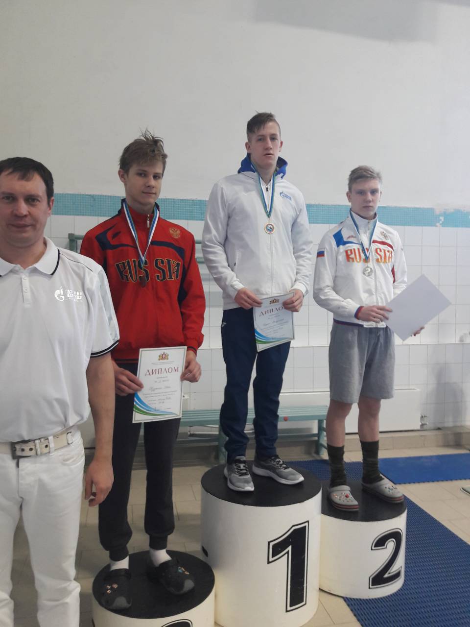 Пловец из Каменска Иван Кузьмин стал вторым на Первенстве области по плаванию, а местные девушки остановились в шаге от пьедестала...