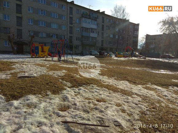 «Куда смотрят власти?» В Каменске-Уральском около детской площадки из земли торчит арматура, а рядом с колодцем появились глубокие провалы
