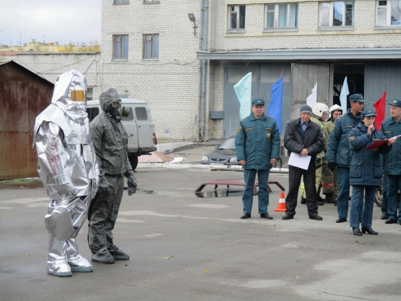 Спасатели Каменска-Уральского поведали детям о способах спасения людей из горящих зданий и покореженных автомобилей