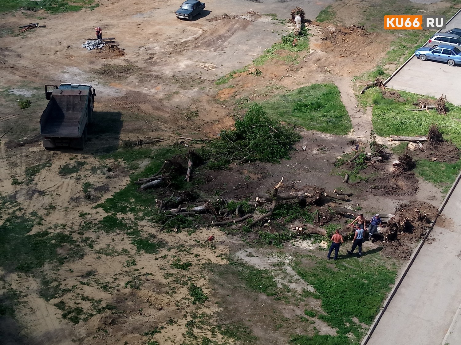 Футбольная площадка, детский городок... Чего здесь только не будет! В Каменске-Уральском начали благоустраивать двор по ул. Кирова