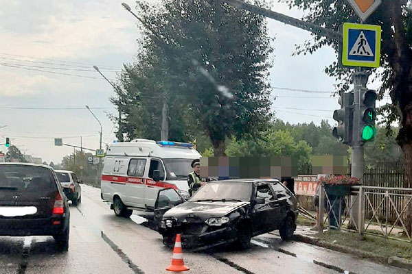 В центре Каменска-Уральского столкнулись две легковушки. Пострадавших нет. ВИДЕО